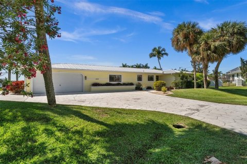 House in Cape Coral, Florida 4 bedrooms, 192.4 sq.m. № 1612589 - photo 12