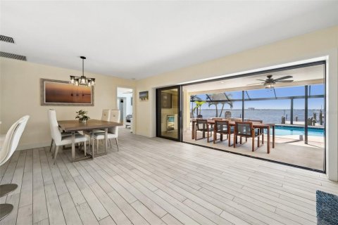House in Cape Coral, Florida 4 bedrooms, 192.4 sq.m. № 1612589 - photo 21