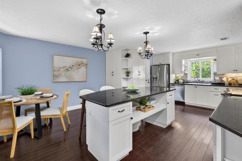 House in Winter Park, Florida 4 bedrooms, 154.22 sq.m. № 2266640 - photo 11
