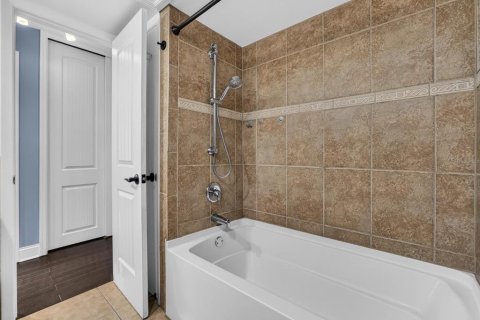 House in Winter Park, Florida 4 bedrooms, 154.22 sq.m. № 2266640 - photo 24