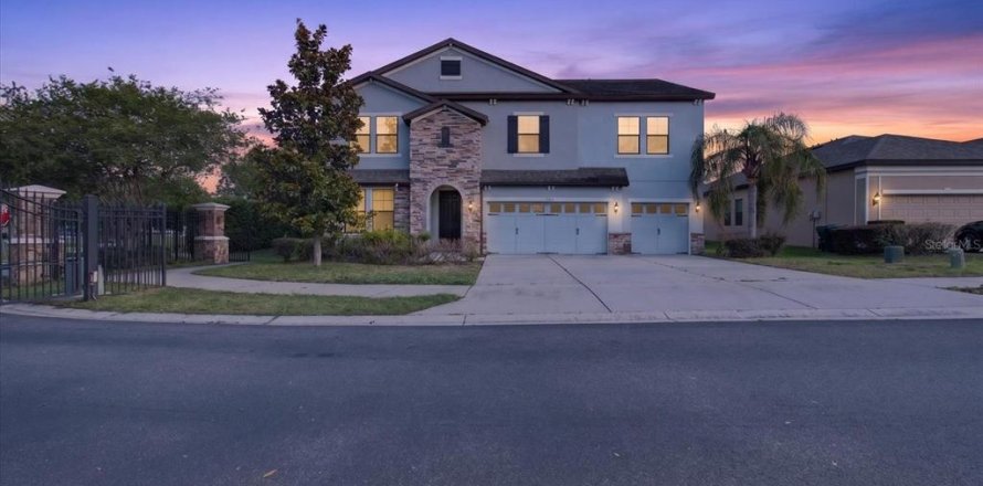 House in Lakeland, Florida 5 bedrooms, 319.58 sq.m. № 2231518
