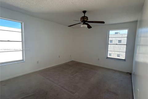 Condo in North Miami Beach, Florida, 1 bedroom  № 1893321 - photo 4