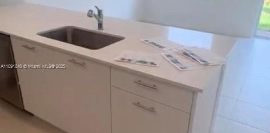 Townhouse in Miami, Florida 3 bedrooms, 129.41 sq.m. № 1943902