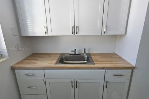 Commercial property in Miami Beach, Florida 823.11 sq.m. № 1967395 - photo 13