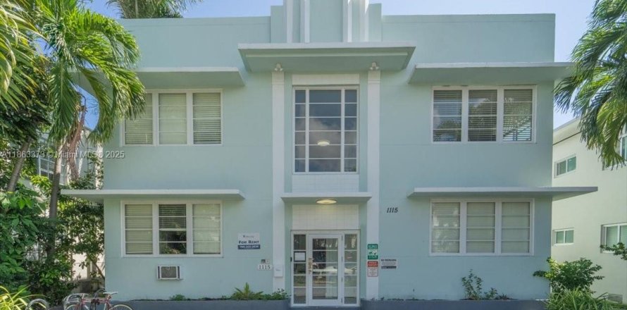 Commercial property in Miami Beach, Florida 823.11 sq.m. № 1967395