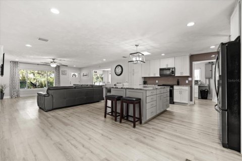 House in Tavares, Florida 4 bedrooms, 225.47 sq.m. № 2147475 - photo 9