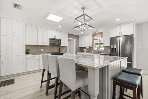 House in Tavares, Florida 4 bedrooms, 225.47 sq.m. № 2147475 - photo 12