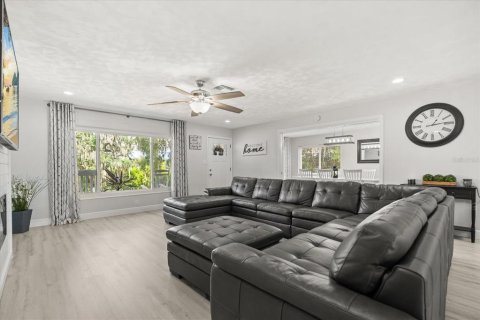 House in Tavares, Florida 4 bedrooms, 225.47 sq.m. № 2147475 - photo 8