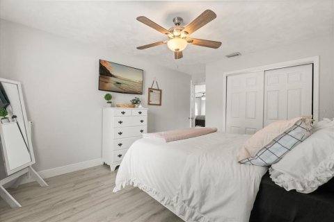 House in Tavares, Florida 4 bedrooms, 225.47 sq.m. № 2147475 - photo 27