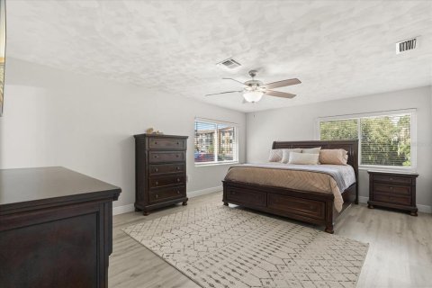 House in Tavares, Florida 4 bedrooms, 225.47 sq.m. № 2147475 - photo 19