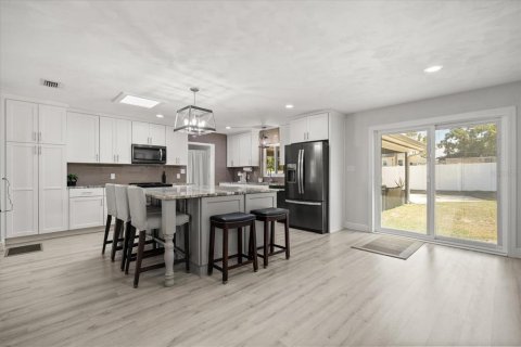 House in Tavares, Florida 4 bedrooms, 225.47 sq.m. № 2147475 - photo 10