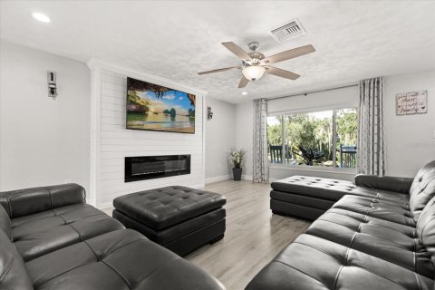 House in Tavares, Florida 4 bedrooms, 225.47 sq.m. № 2147475 - photo 7