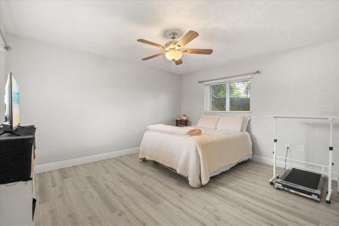 House in Tavares, Florida 4 bedrooms, 225.47 sq.m. № 2147475 - photo 30