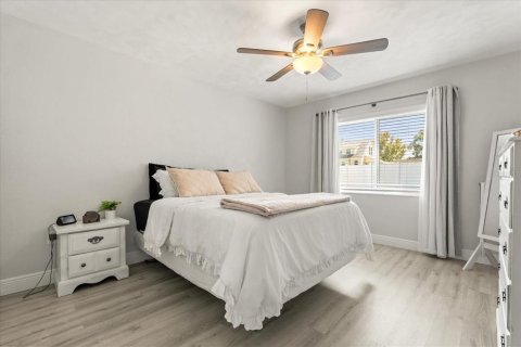 House in Tavares, Florida 4 bedrooms, 225.47 sq.m. № 2147475 - photo 26