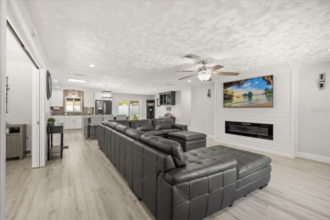 House in Tavares, Florida 4 bedrooms, 225.47 sq.m. № 2147475 - photo 5