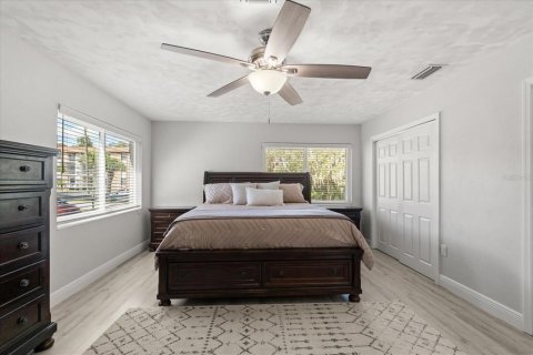 House in Tavares, Florida 4 bedrooms, 225.47 sq.m. № 2147475 - photo 20