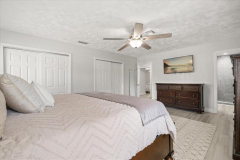 House in Tavares, Florida 4 bedrooms, 225.47 sq.m. № 2147475 - photo 21