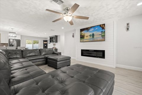 House in Tavares, Florida 4 bedrooms, 225.47 sq.m. № 2147475 - photo 6