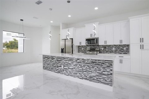 Casa en alquiler en Cape Coral, Florida, 4 dormitorios, 161.19 m2 № 1893624 - foto 9