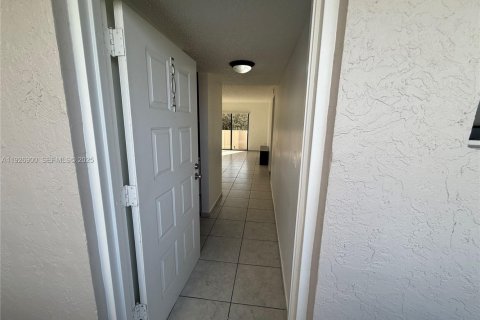 Copropriété à louer à Miami Lakes, Floride: 2 chambres, 90.12 m2 № 1988083 - photo 6