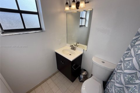 Copropriété à louer à Miami Lakes, Floride: 2 chambres, 90.12 m2 № 1988083 - photo 12