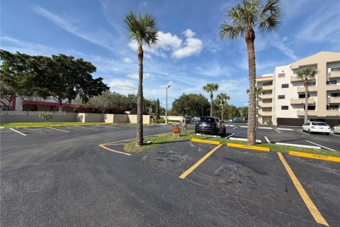 Copropriété à louer à Miami Lakes, Floride: 2 chambres, 90.12 m2 № 1988083 - photo 2