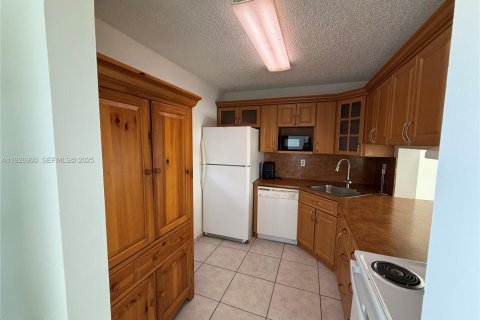 Copropriété à louer à Miami Lakes, Floride: 2 chambres, 90.12 m2 № 1988083 - photo 8