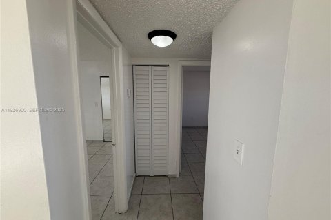 Copropriété à louer à Miami Lakes, Floride: 2 chambres, 90.12 m2 № 1988083 - photo 10