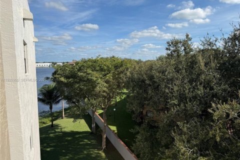 Copropriété à louer à Miami Lakes, Floride: 2 chambres, 90.12 m2 № 1988083 - photo 21