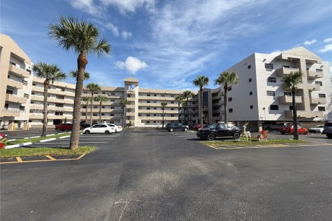 Copropriété à louer à Miami Lakes, Floride: 2 chambres, 90.12 m2 № 1988083 - photo 1