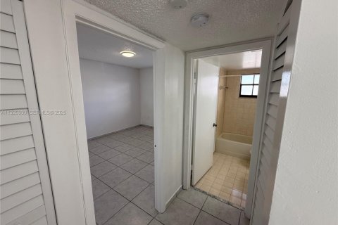 Copropriété à louer à Miami Lakes, Floride: 2 chambres, 90.12 m2 № 1988083 - photo 15
