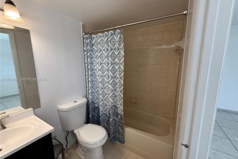 Copropriété à louer à Miami Lakes, Floride: 2 chambres, 90.12 m2 № 1988083 - photo 13