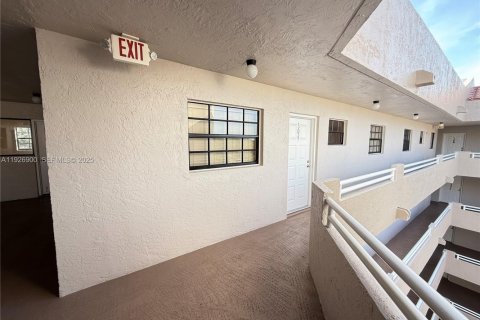 Copropriété à louer à Miami Lakes, Floride: 2 chambres, 90.12 m2 № 1988083 - photo 4