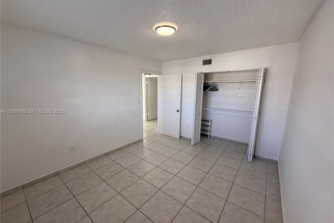 Copropriété à louer à Miami Lakes, Floride: 2 chambres, 90.12 m2 № 1988083 - photo 16