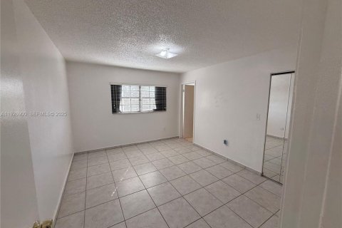 Copropriété à louer à Miami Lakes, Floride: 2 chambres, 90.12 m2 № 1988083 - photo 11