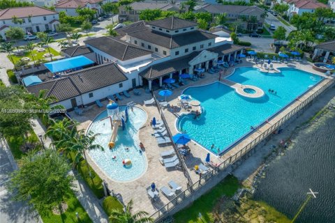 Touwnhouse à vendre à Miami, Floride: 5 chambres, 214.79 m2 № 2186948 - photo 5