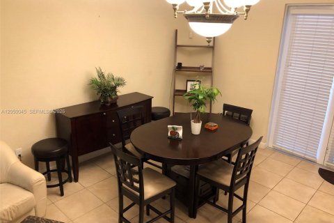 Touwnhouse à vendre à Miami, Floride: 5 chambres, 214.79 m2 № 2186948 - photo 10