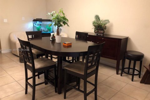 Touwnhouse à vendre à Miami, Floride: 5 chambres, 214.79 m2 № 2186948 - photo 11
