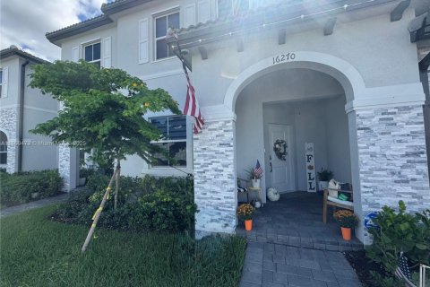 Townhouse in Homestead, Florida 3 bedrooms, 149.76 sq.m. № 1921790 - photo 1