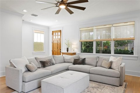 House in Tampa, Florida 4 bedrooms, 225.38 sq.m. № 2228300 - photo 5
