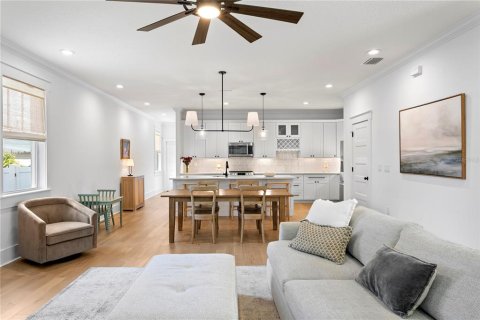 House in Tampa, Florida 4 bedrooms, 225.38 sq.m. № 2228300 - photo 9
