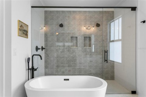 House in Tampa, Florida 4 bedrooms, 225.38 sq.m. № 2228300 - photo 28
