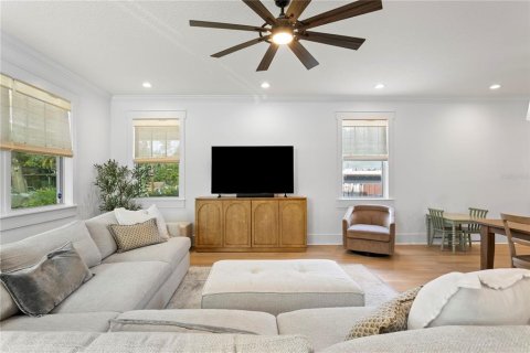 House in Tampa, Florida 4 bedrooms, 225.38 sq.m. № 2228300 - photo 3