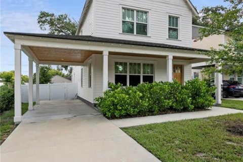 House in Tampa, Florida 4 bedrooms, 225.38 sq.m. № 2228300