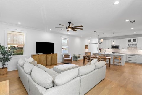 House in Tampa, Florida 4 bedrooms, 225.38 sq.m. № 2228300 - photo 2