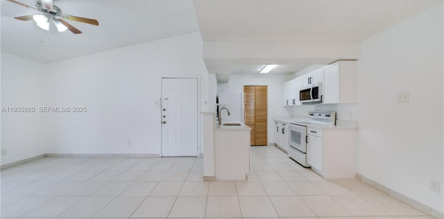 Apartment in Miami, Florida 1 bedroom, 53.79 sq.m. № 1994003