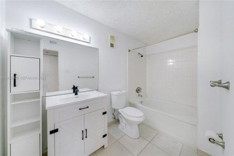 Apartment in Miami, Florida 1 bedroom, 53.79 sq.m. № 1994003 - photo 10