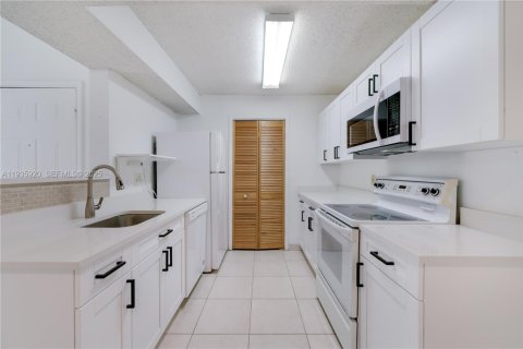 Apartment in Miami, Florida 1 bedroom, 53.79 sq.m. № 1994003 - photo 4