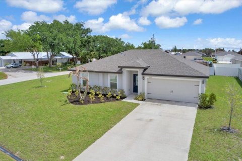 House in Port St. Lucie, Florida 3 bedrooms, 117.8 sq.m. № 2185263 - photo 2