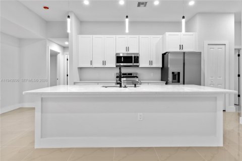 Villa ou maison à louer à Lehigh Acres, Floride: 4 chambres, 162.49 m2 № 1999310 - photo 12